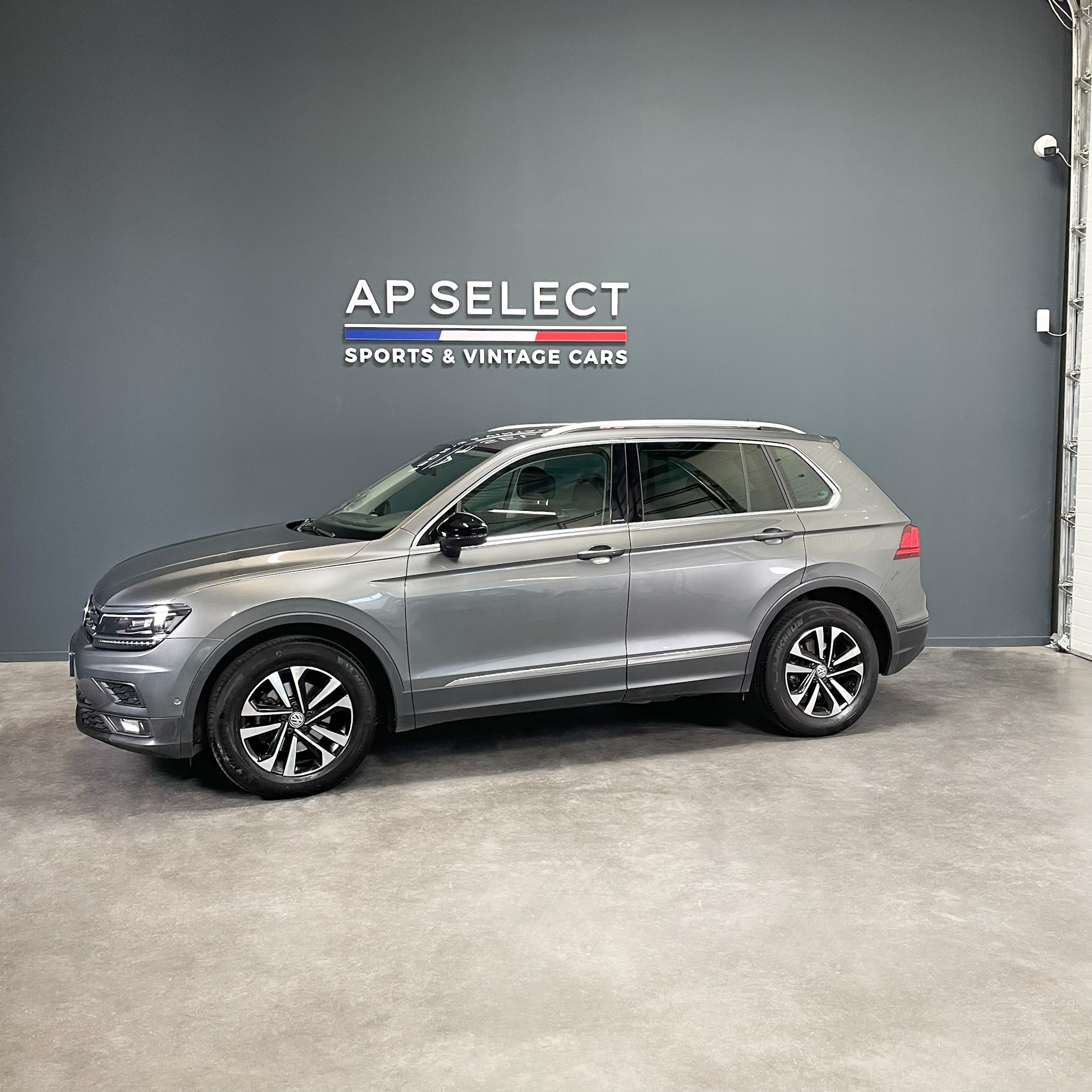 Photographie d'une VW Tiguan 2.0 TDI 150 DSG vue de trois quarts face dans les locaux d'AP SELECT